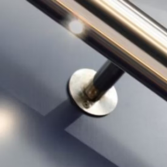 Elegantes balaustres de metal LED para exteriores con elegante barandilla de vidrio